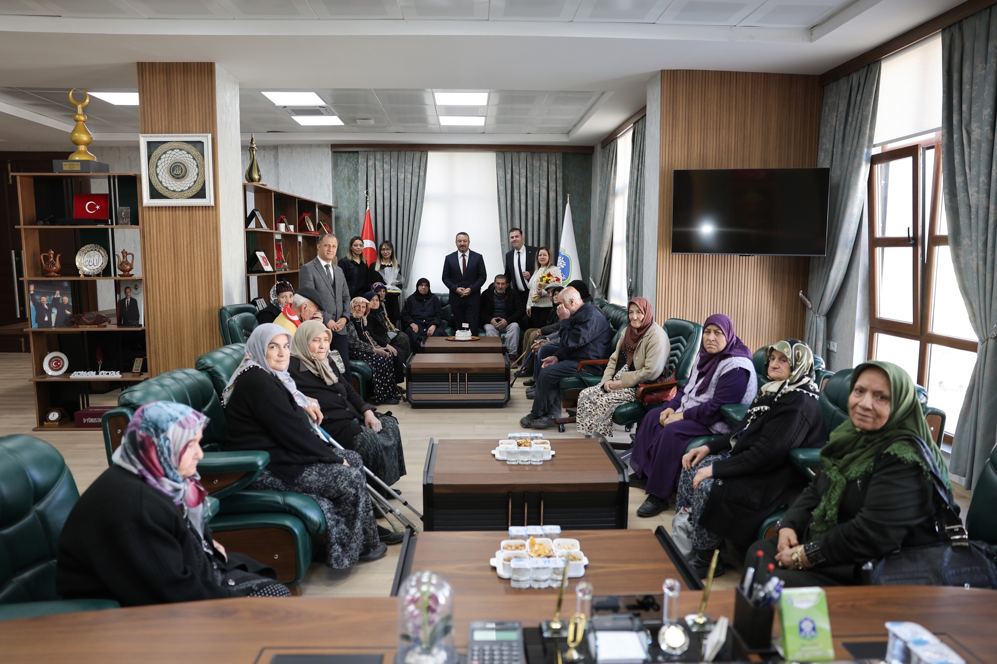 Sandıklı Belediye Başkanı Adnan Öztaş, doğum günü dolayısıyla Çınaraltı Alzheimer