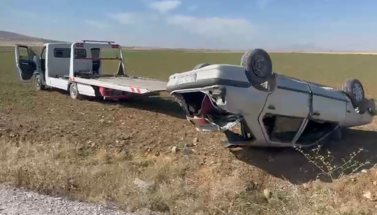 Afyonkarahisar'da kontrolden çıkarak devrilen otomobilin sürücüsü yaralandı.