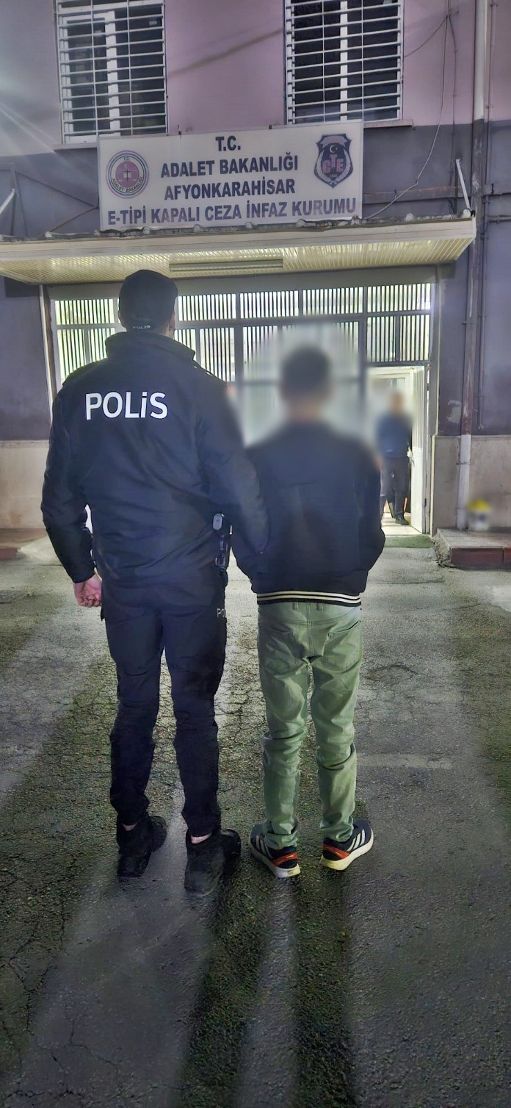 Afyonkarahisar İl Emniyet Müdürlüğü, kent genelinde aranan şahısların yakalanmasına yönelik