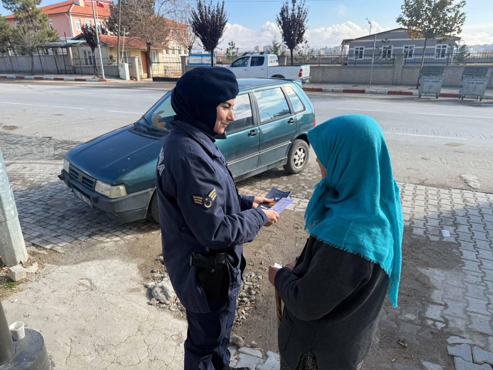 Afyonkarahisar’ın İhsaniye ilçesinde jandarma ekipleri tarafından 50’ye yakın vatandaşa kadına