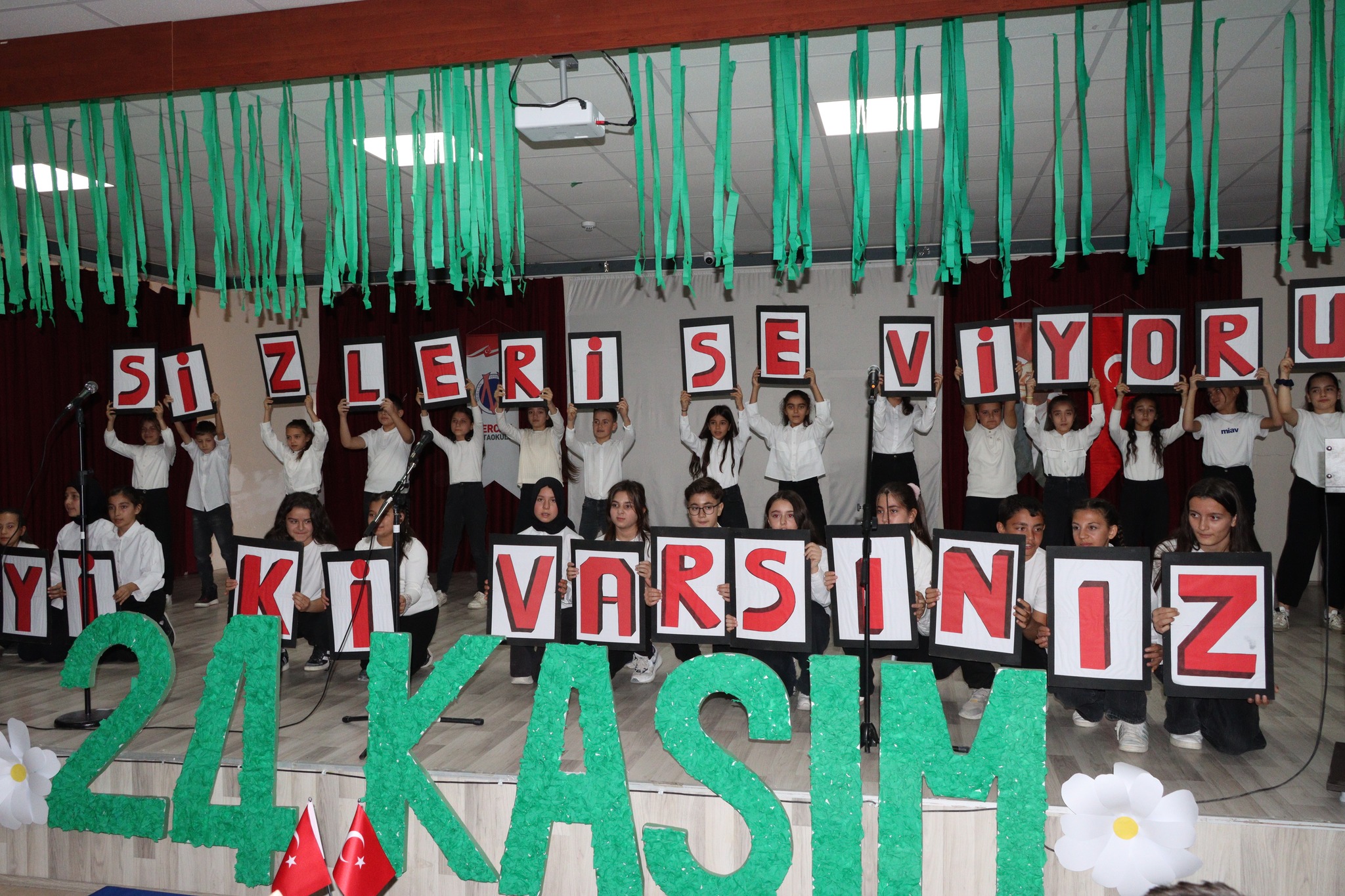 24 Kasım Öğretmenler Günü dolayısıyla İscehisar’da kutlama programı düzenlendi. Öğrencilerin