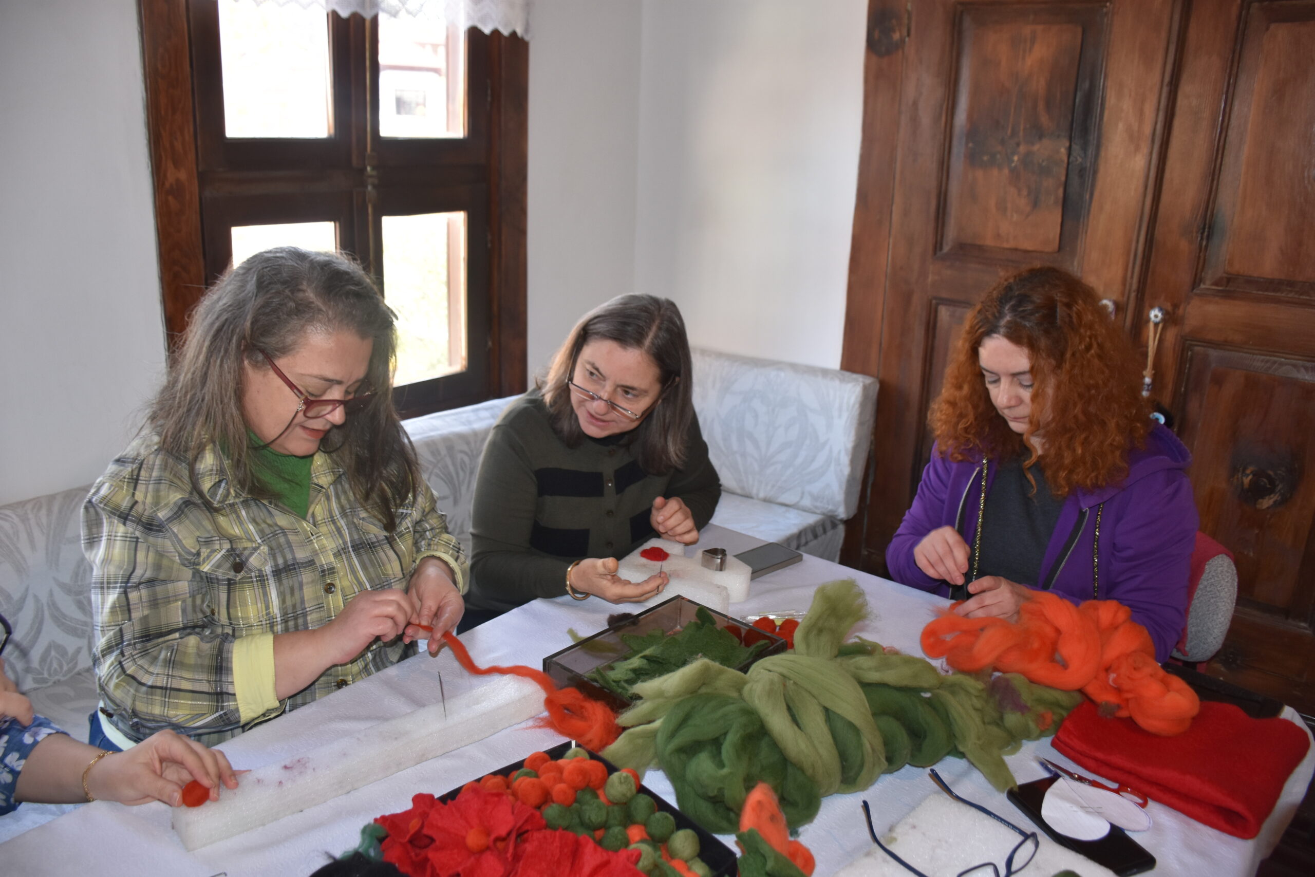 Afyonkarahisar'da kooperatif çatısı altında bir araya gelen kadınlar, keçeden yaptıkları