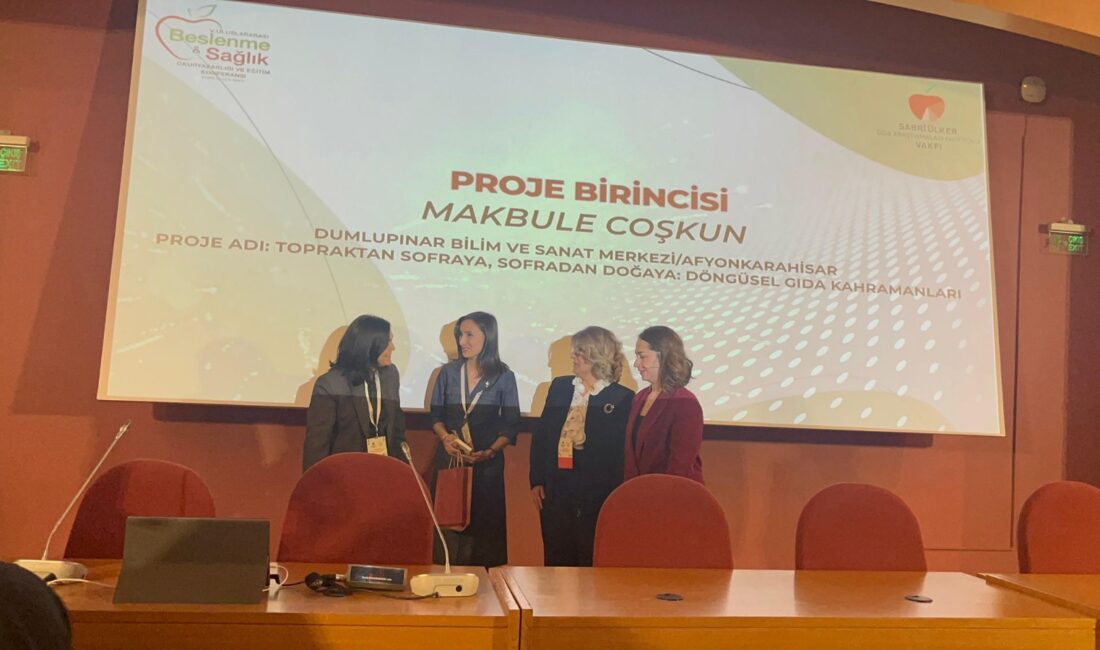 Afyonkarahisar Dumlupınar Bilim ve Sanat Merkezi öğretmeni Makbule Coşkun, öğrencileriyle