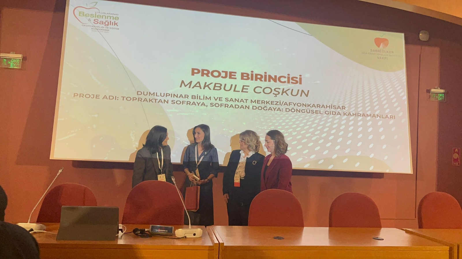 Afyonkarahisar Dumlupınar Bilim ve Sanat Merkezi öğretmeni Makbule Coşkun, öğrencileriyle