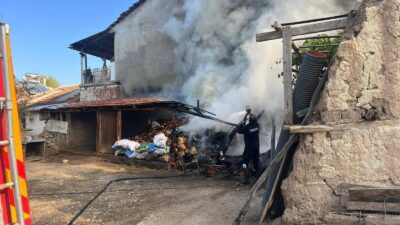 Afyonkarahisar'ın Dinar ilçesinde müstakil evde çıkan yangında dumandan etkilenen 2