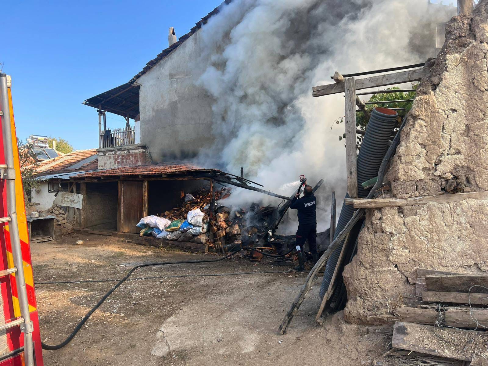 Afyonkarahisar'ın Dinar ilçesinde müstakil evde çıkan yangında dumandan etkilenen 2
