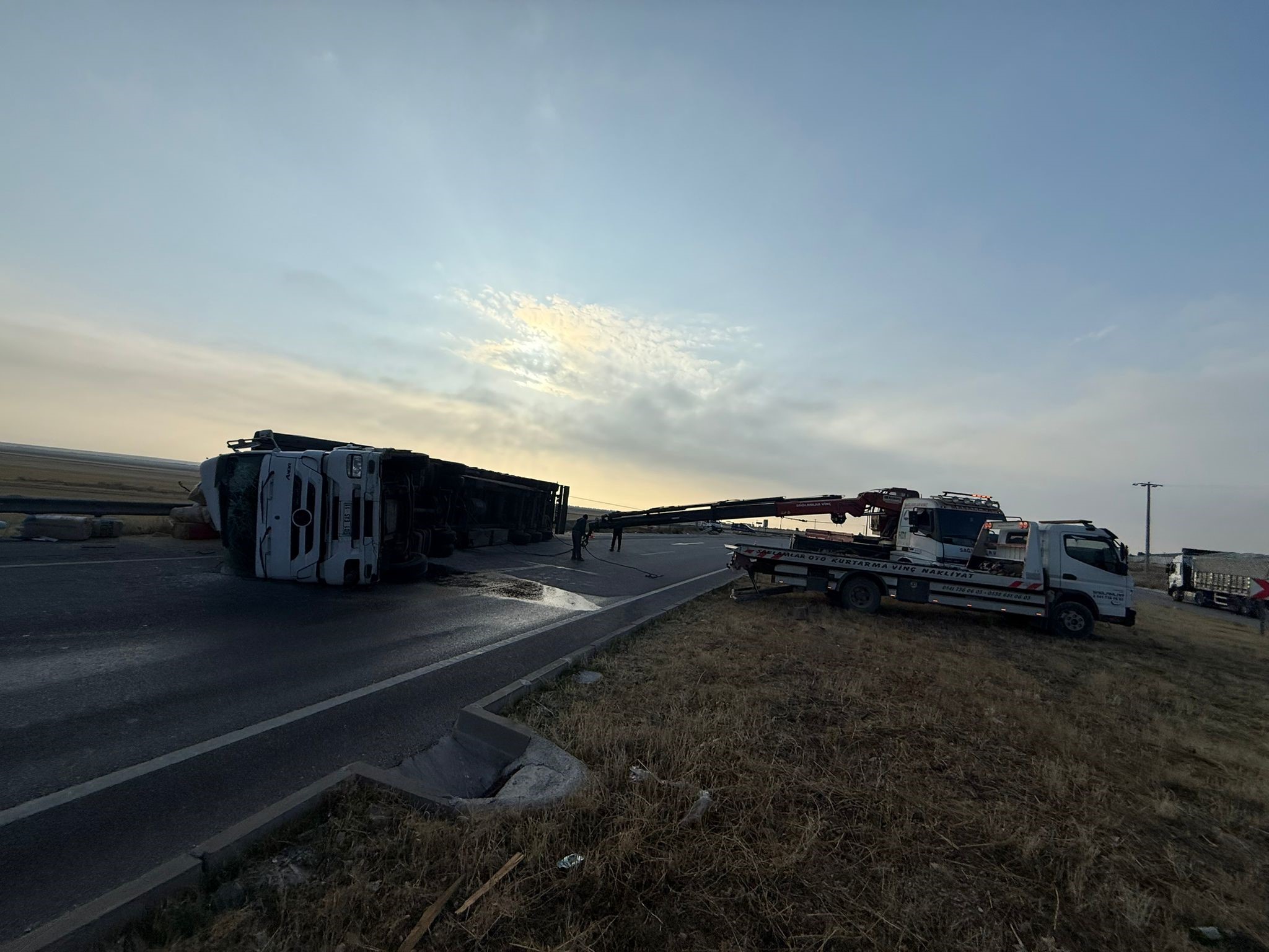 Afyonkarahisar'da kontrolden çıkan saman yüklü tır yol ortasına devrilirken kazada