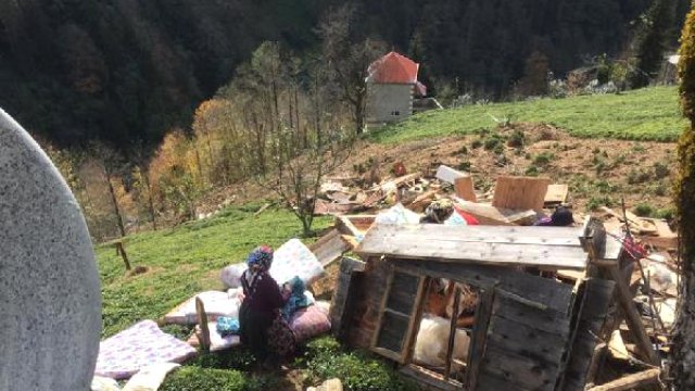 Rize’nin Çayeli ilçesi Erenler köyünde arı kovanlarını yerleştirmek için kullanılan