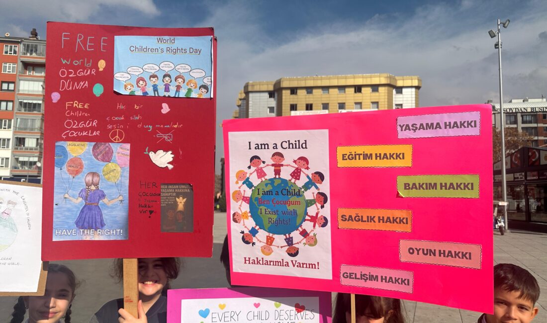 Afyonkarahisar’da bir özel okul tarafından Zafer Meydanı’nda düzenlenen etkinlikte, Gazze’de