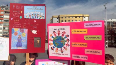 Afyonkarahisar’da bir özel okul tarafından Zafer Meydanı’nda düzenlenen etkinlikte, Gazze’de