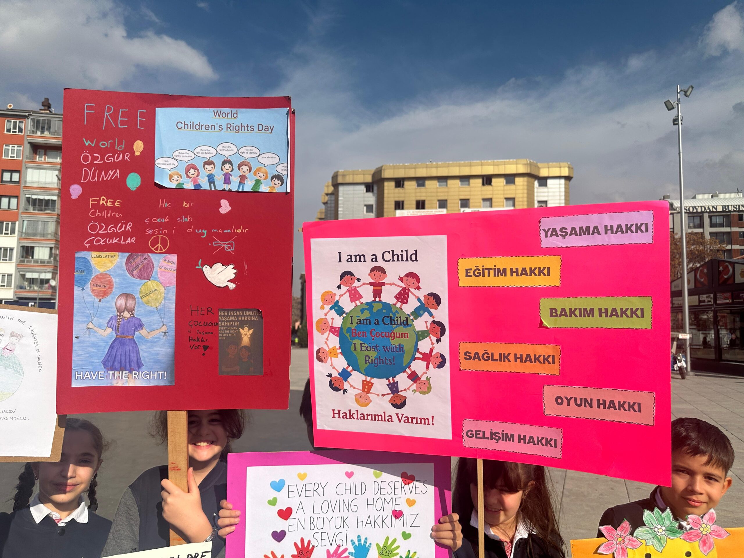 Afyonkarahisar’da bir özel okul tarafından Zafer Meydanı’nda düzenlenen etkinlikte, Gazze’de