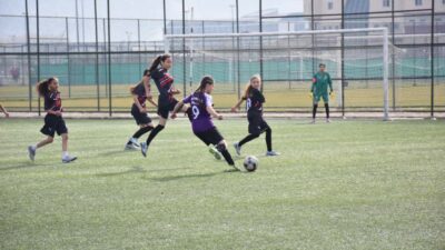 İl genelindeki ortaokulların katılımıyla düzenlenen turnuvada genç sporcular, sergiledikleri mücadele,
