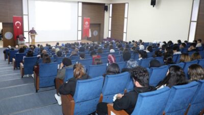 Tıp Fakültesi Mavi Salon’da düzenlenen eğitim programında öğrencilere iş sağlığı,