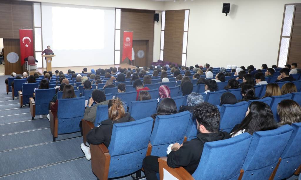 Tıp Fakültesi Mavi Salon’da düzenlenen eğitim programında öğrencilere iş sağlığı,