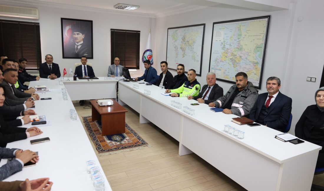 Afyonkarahisar'ın Dinar ilçesinde kış tedbirleri ile ilgili yapılan toplantıda alınacak