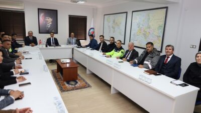 Afyonkarahisar'ın Dinar ilçesinde kış tedbirleri ile ilgili yapılan toplantıda alınacak