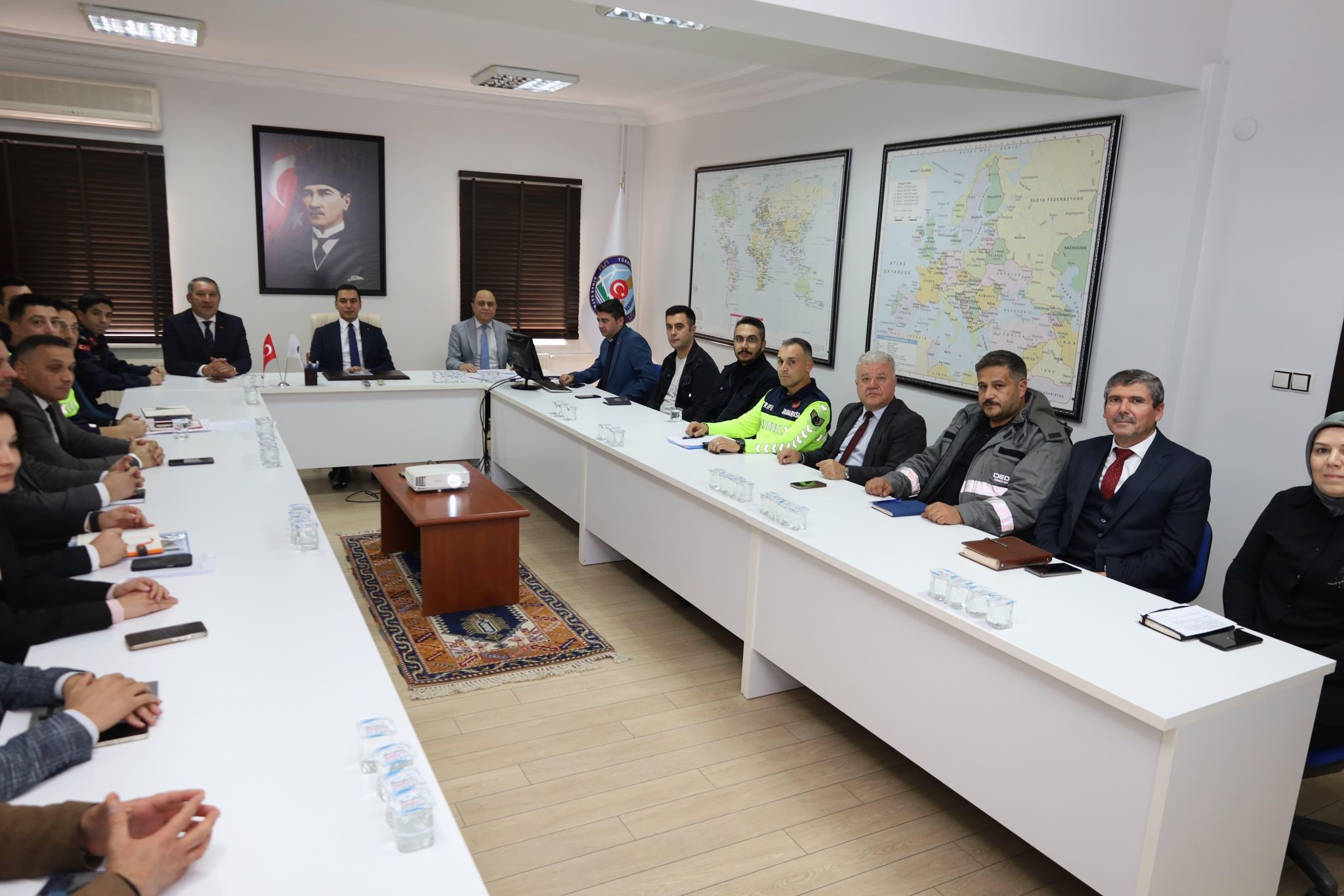 Afyonkarahisar'ın Dinar ilçesinde kış tedbirleri ile ilgili yapılan toplantıda alınacak