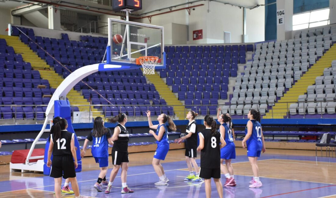 Voleybol Yıldız Erkekler müsabakasında, Sülün Balı Mubahat Açıkgözoğlu Ortaokulu birinci