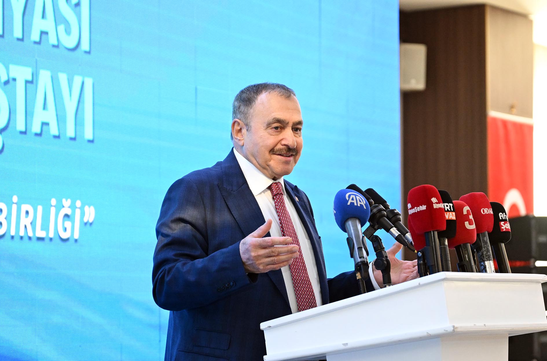 Afyonkarahisar’da düzenlenen Türk Dünyası 1. Su Çalıştayı’nın açılışında konuşan eski