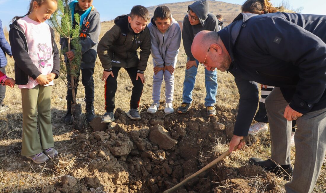 Sarık Köyü’nde eğitim gören miniklerin heyecanına AK Parti Afyonkarahisar İl