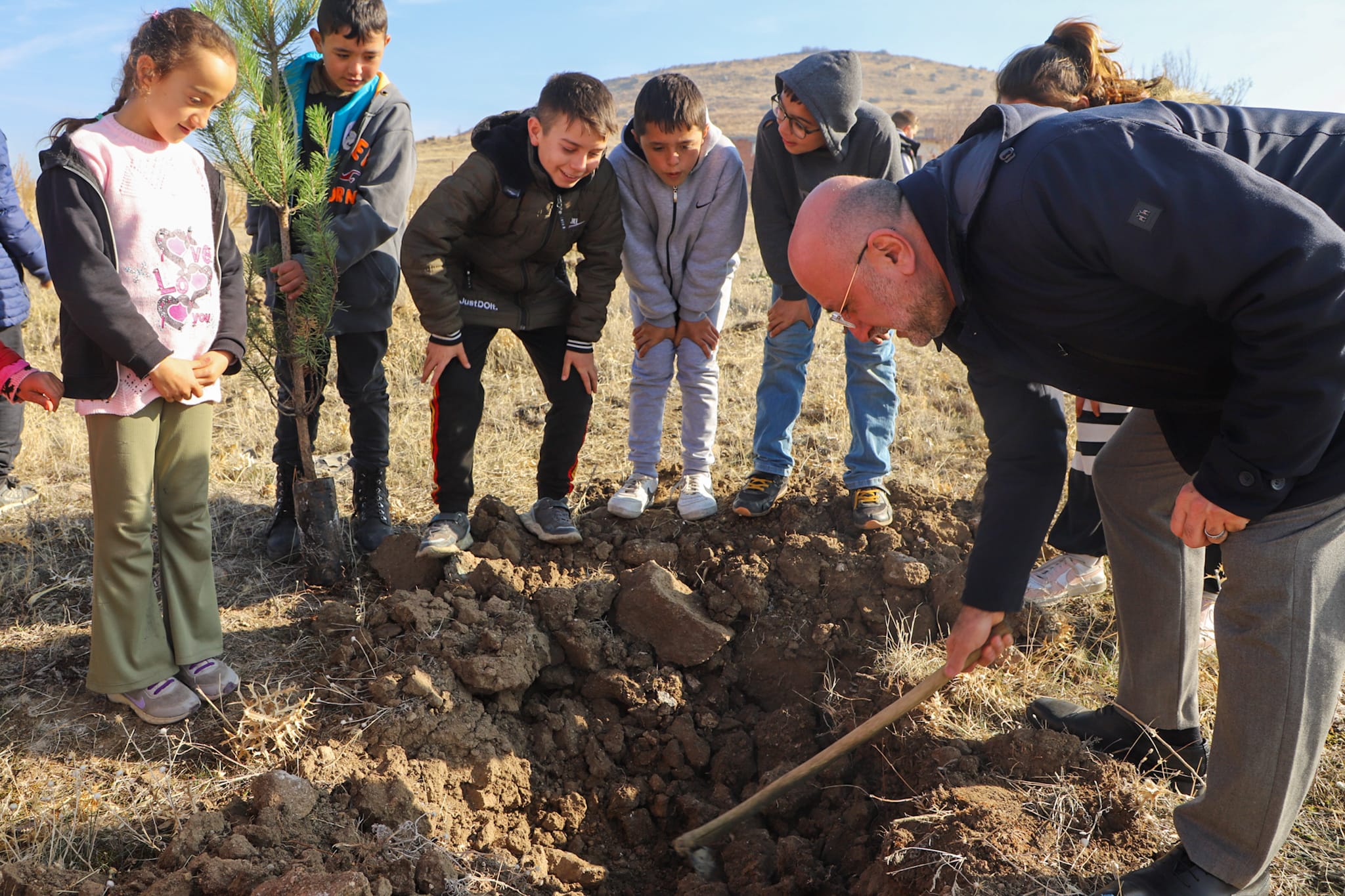 Sarık Köyü’nde eğitim gören miniklerin heyecanına AK Parti Afyonkarahisar İl