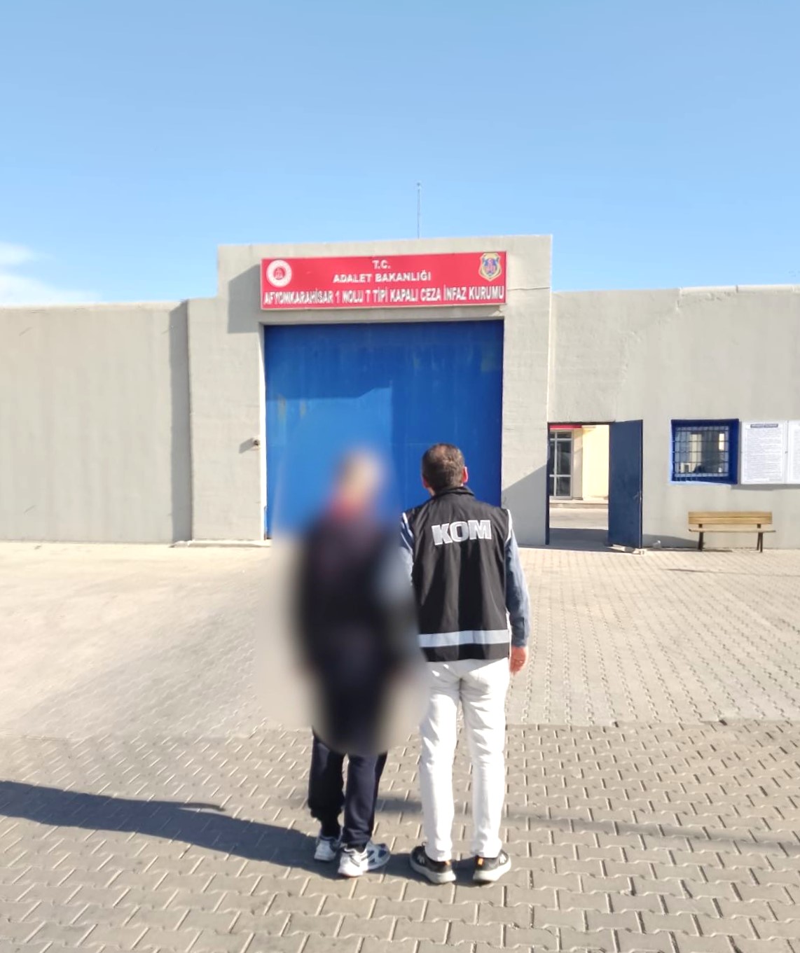 Afyonkarahisar İl Emniyet Müdürlüğü ekipleri, kent genelinde aranan şahısların yakalanmasına