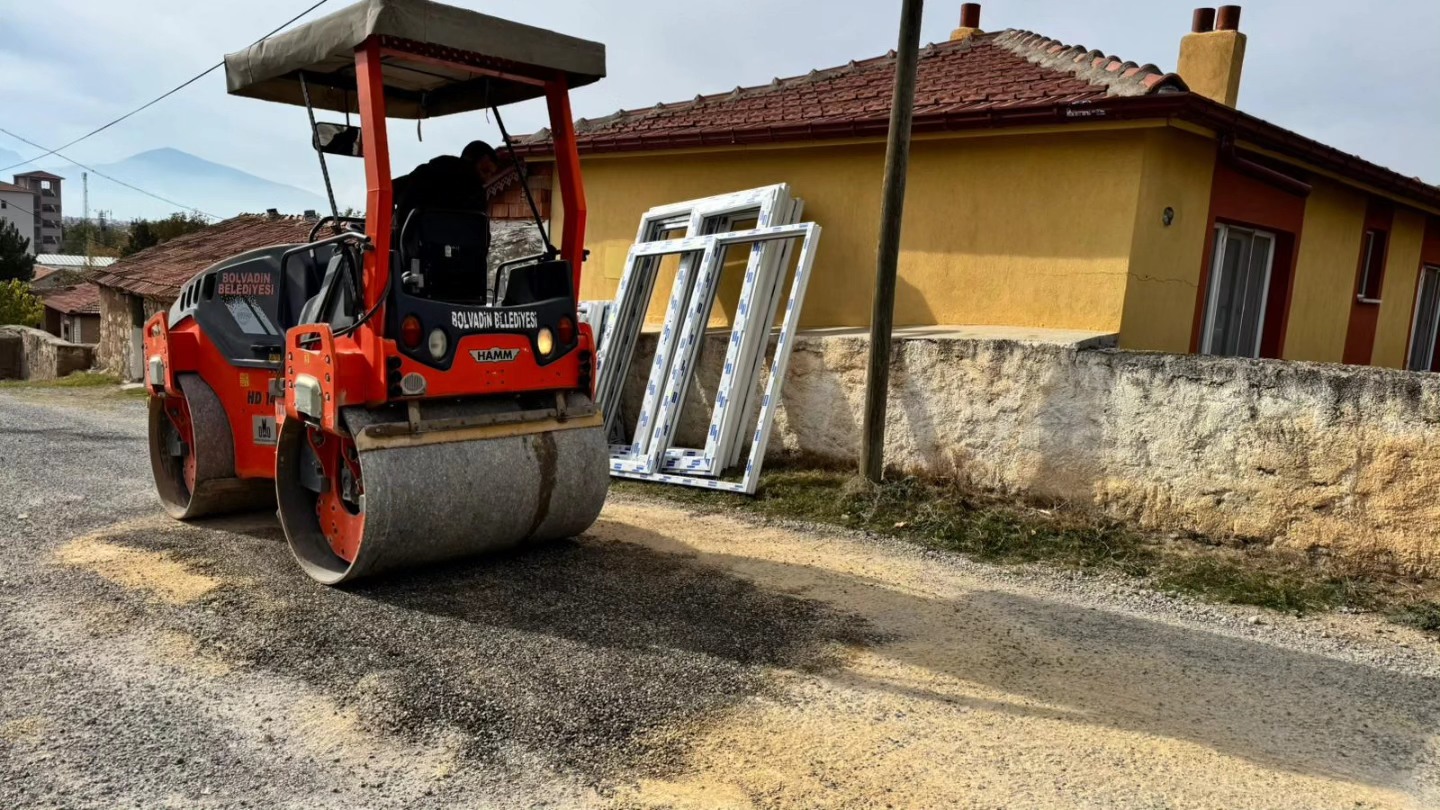 Bolvadin Belediyesi Fen İşleri Müdürlüğü ekipleri tarafından Gökçeyayla Mahallesi’nde yıpranan