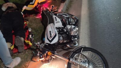 Afyonkarahisar'da sürücüsünün direksiyon hakimiyetini kaybetmesi sonucu kaldırıma çarparak peyzaj alanına