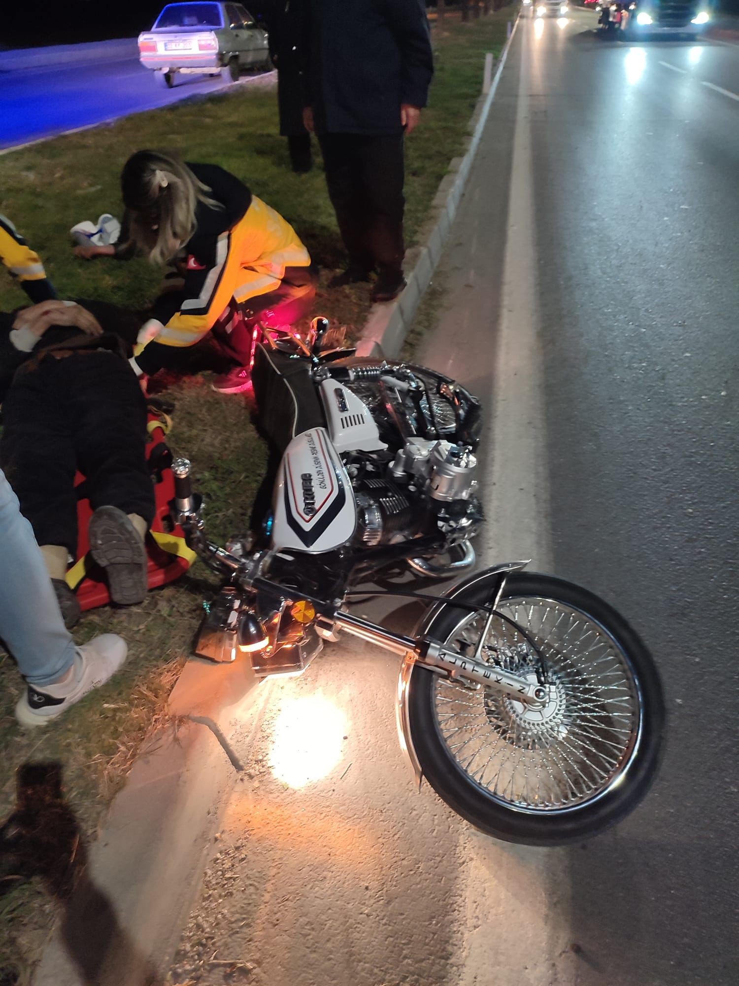 Afyonkarahisar'da sürücüsünün direksiyon hakimiyetini kaybetmesi sonucu kaldırıma çarparak peyzaj alanına