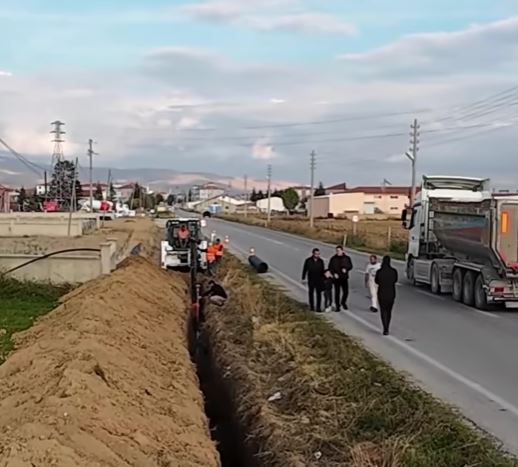Bolvadin Belediyesi tarafından ilçenin farklı bölgelerinde yürütülen içme suyu ve