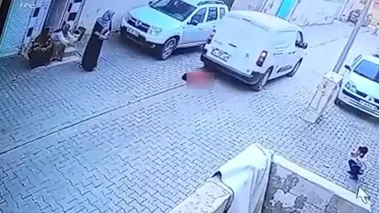 Sokakta oynarken kargo aracının çarpması sonucu 2 yaşındaki Leyla Şaylı