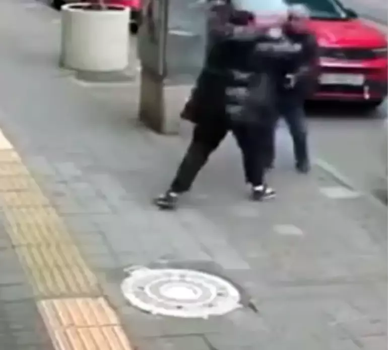 Tekirdağ’ın Çorlu ilçesinde kira ödemediği için evden çıkarılan M.K., caddede