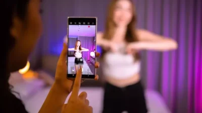 Uzmanlar, artan estetik, güzellik ve alışveriş çılgınlığının altında beynimizin “modaya