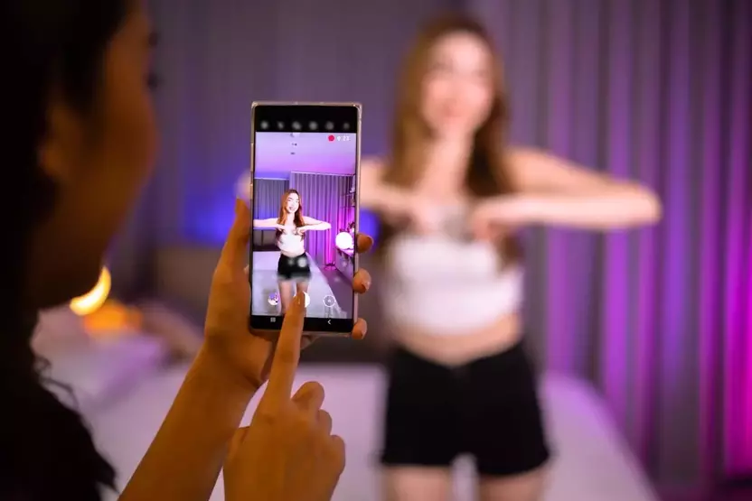 Uzmanlar, artan estetik, güzellik ve alışveriş çılgınlığının altında beynimizin “modaya