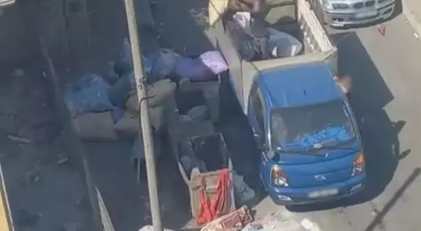 Mersin’in Akdeniz ilçesinde çöp konteyneri yanına kamyonetle tekstil atığı atan