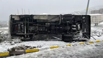 Nevşehir’de kar yağışı nedeniyle kayganlaşan yolda işçileri taşıyan midibüs devrildi.