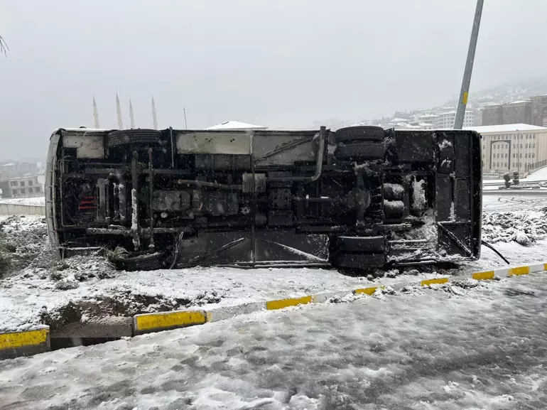 Nevşehir’de kar yağışı nedeniyle kayganlaşan yolda işçileri taşıyan midibüs devrildi.