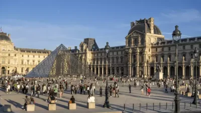 Paris’teki dünyaca ünlü Louvre Müzesi, Yunan seramiklerinin sergilendiği Campana Galerisi’nde