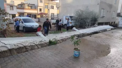 Mersin’in Tarsus ilçesinde su borusu patlaması sonucu bazı sitelerin bahçeleri