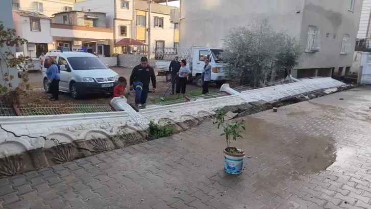 Mersin’in Tarsus ilçesinde su borusu patlaması sonucu bazı sitelerin bahçeleri