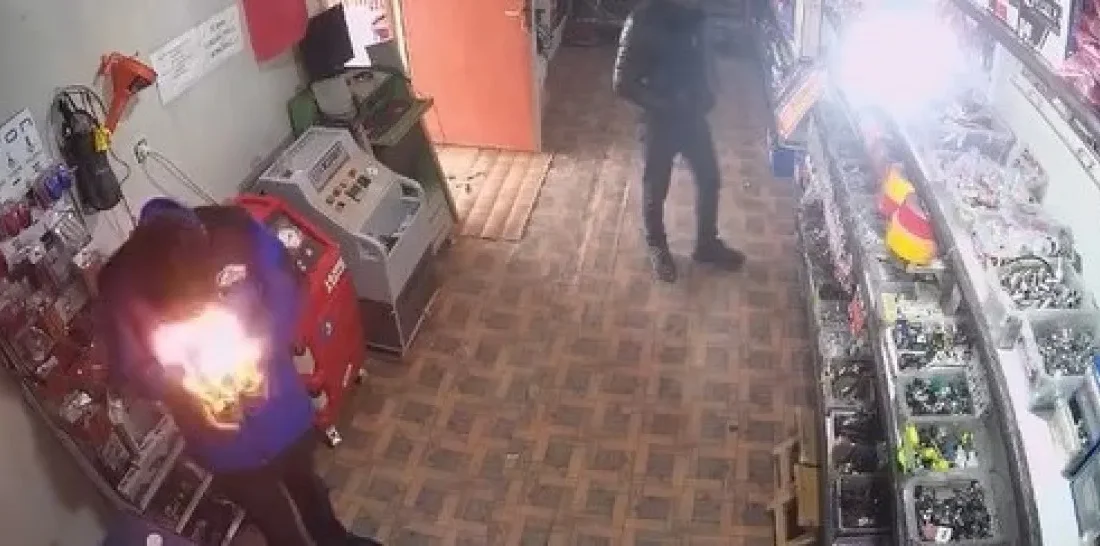 Elazığ’daki bir oto elektrik dükkanında çalışan işçi, yapıştırıcı sprey elindeyken