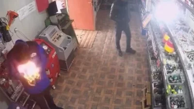 Elazığ’daki bir oto elektrik dükkanında çalışan işçi, yapıştırıcı sprey elindeyken