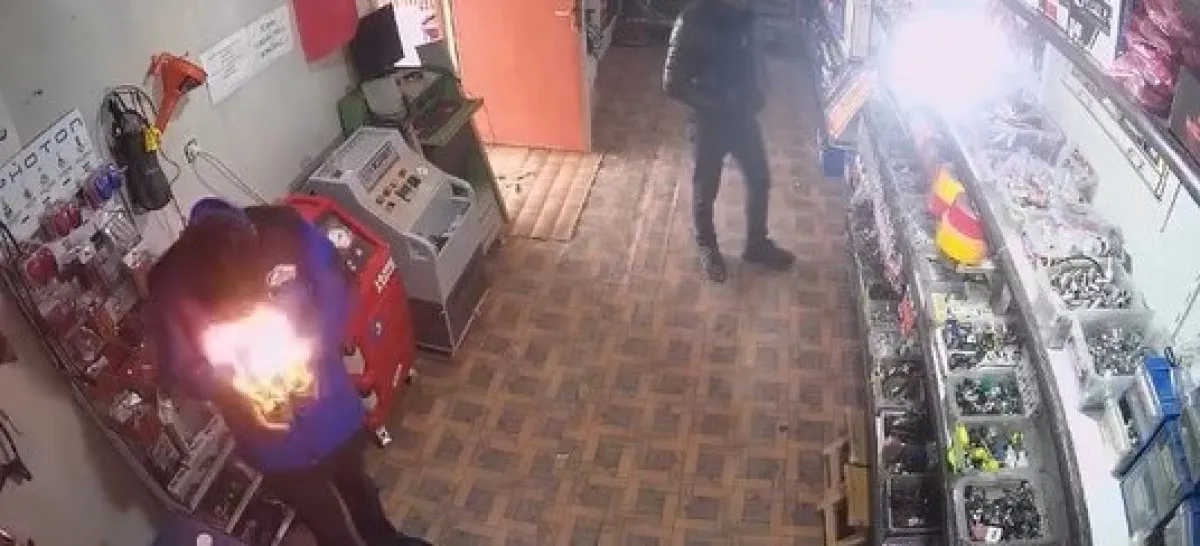 Elazığ’daki bir oto elektrik dükkanında çalışan işçi, yapıştırıcı sprey elindeyken