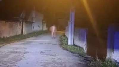 Düzce şehir merkezinde zabıta ekiplerince işlem yapılan bir dilenci, binadan