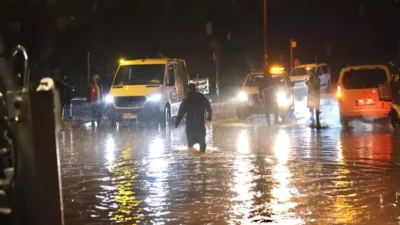 İzmir’in Çeşme ilçesinde etkili olan sağanak yağış, yollarda su birikintilerine
