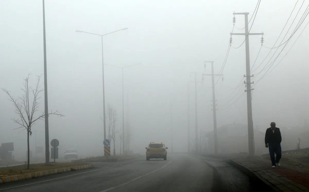 Erzincan’da sabah saatlerinde etkili olan yoğun sis nedeniyle görüş mesafesi