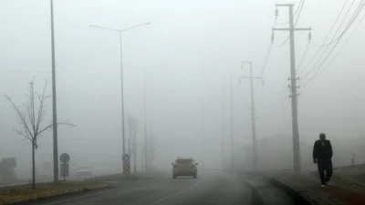 Erzincan’da soğuk hava, sabah saatlerinde yoğun sisle birleşti. Kent merkezinde