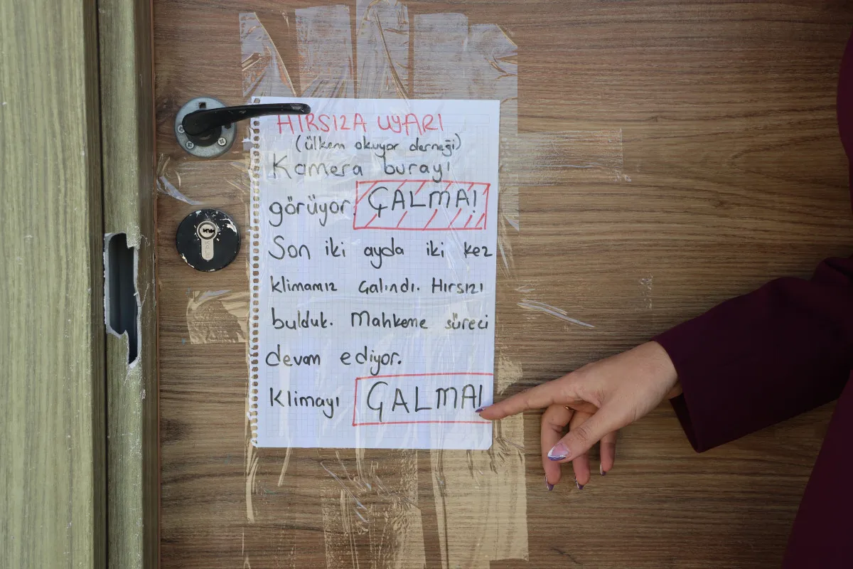 Hatay’ın Antakya ilçesinde depremzedeler için kurulan kütüphanelere 2 ayda iki