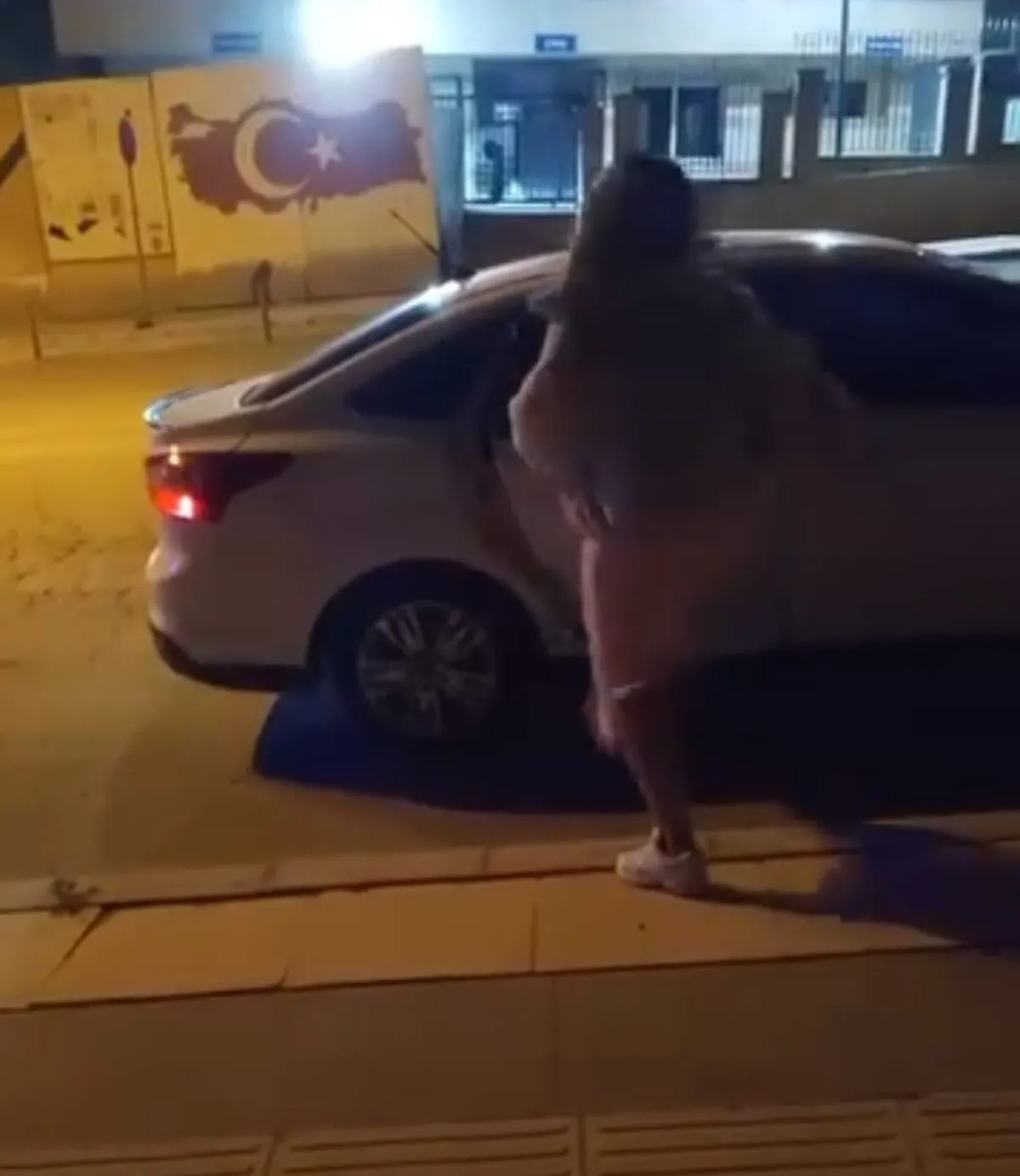 Elazığ’ın Çaydaçıra Mahallesi’nde tartıştığı kişinin arabasına öfkesini yansıtan kadın, otomobilin