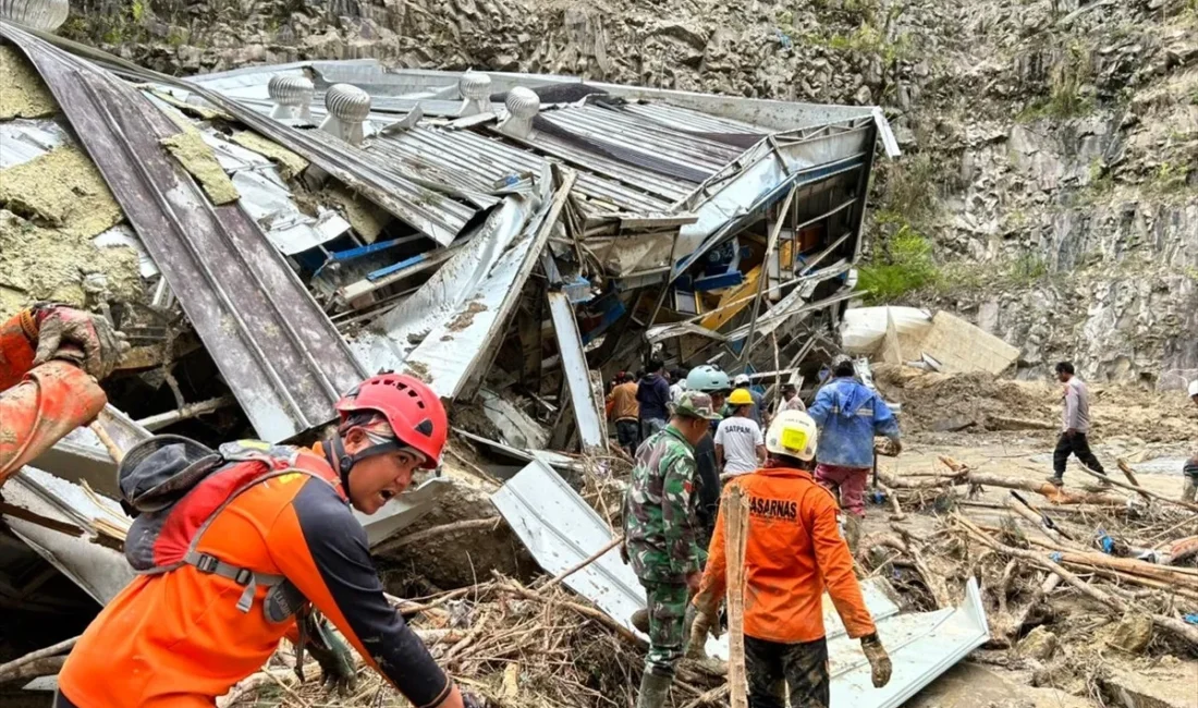 Endonezya’nın Sumatra Adası’nda etkili olan şiddetli yağışlar, sel ve toprak